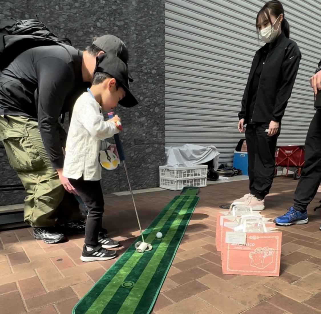 パターゴルフを楽しむ親子